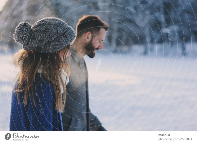 glücklich liebend Paar wandernd im verschneiten Winterwald Lifestyle Freude Erholung Freizeit & Hobby Ferien & Urlaub & Reisen Freiheit Schnee Mann Erwachsene