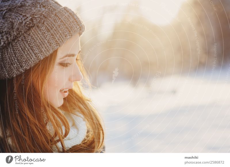 schöne junge Frau, die sich auf einem Winterspaziergang entspannt. Lifestyle Freude Erholung Ferien & Urlaub & Reisen Abenteuer Freiheit Schnee Winterurlaub