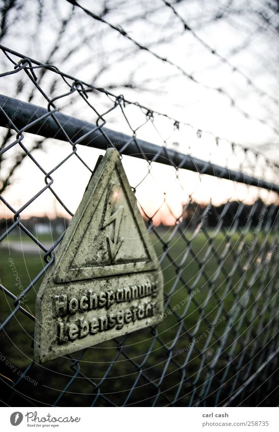 Hochspannung Kernkraftwerk Energiekrise Elektrizität Schilder & Markierungen Hinweisschild Warnschild alt bedrohlich Wärme gelb grün Sicherheit Schutz