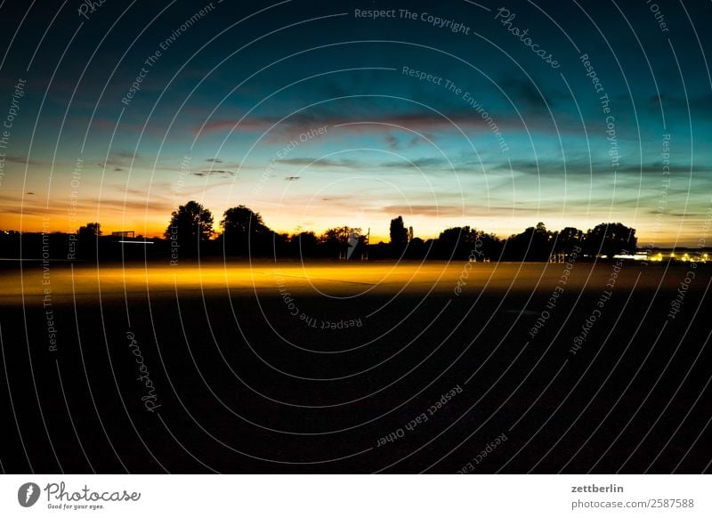 Tempelhofer Freiheit, abends Abenddämmerung Berlin Dämmerung Farbenspiel Feierabend Ferne Flughafen Flugplatz Himmel Himmel (Jenseits) Horizont Menschenleer