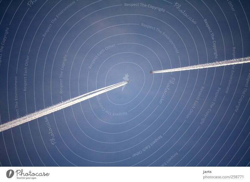 auf kollisionskurs Luftverkehr Himmel Verkehr Verkehrsmittel Verkehrswege Flugzeug Passagierflugzeug fliegen bedrohlich Angst Flugangst Zukunftsangst gefährlich