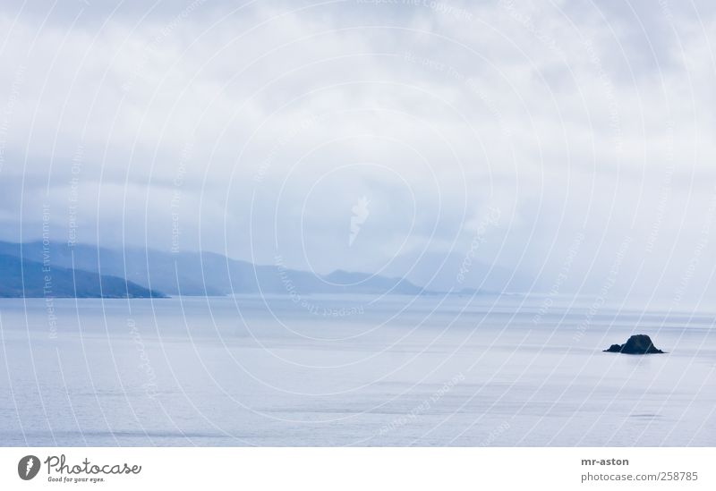 Fels im Nebel(meer) Meer Insel Berge u. Gebirge Natur Landschaft Urelemente Wasser Wolken Herbst Wetter schlechtes Wetter Hügel Felsen Bucht Riff Stein kalt