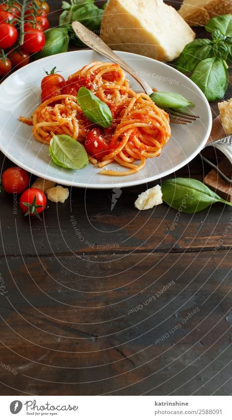 Spaghetti-Nudeln mit Tomatensauce, Basilikum und Käse Gemüse Kräuter & Gewürze Ernährung Mittagessen Abendessen Vegetarische Ernährung Teller Löffel Restaurant