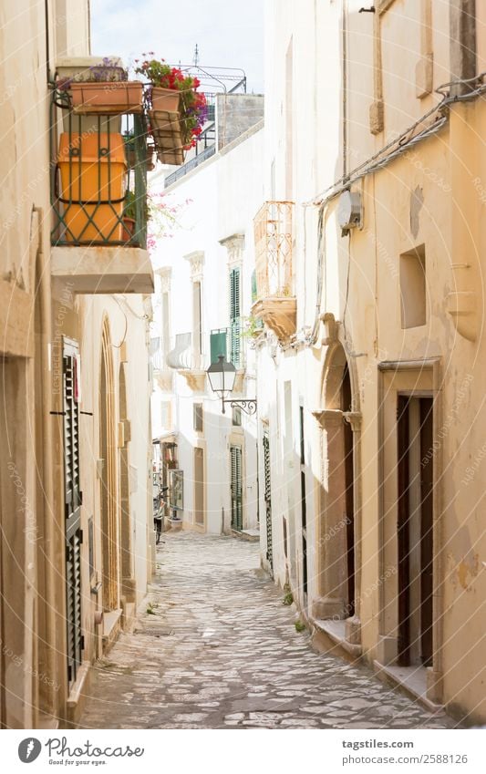 Otranto, Apulien - Gasse in der Altstadt von Otranto in Italien Architektur Torbogen Balkon Großstadt Kopfsteinpflaster Europa Fassade Fischerdorf historisch