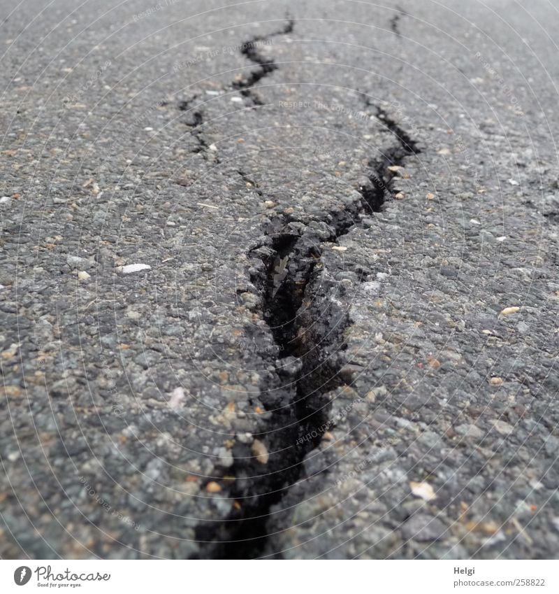 Zahn der Zeit... Dorf Verkehrswege Straße Stein Linie Riss alt authentisch außergewöhnlich dunkel eckig kaputt lang grau schwarz gefährlich bizarr Desaster