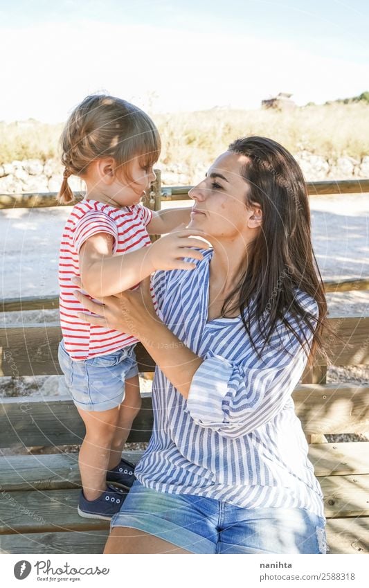 Mutter und Tochter verbringen Zeit im Park. Lifestyle Stil Freude Kindererziehung Bildung Mensch feminin Kleinkind Mädchen Junge Frau Jugendliche Erwachsene