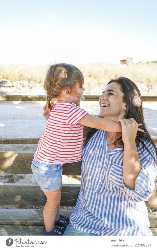 Liebenswertes Mädchen und ihre Mutter an einem Sommertag. Lifestyle Freude Wellness Leben Wohlgefühl Muttertag Kindererziehung Mensch feminin Kleinkind