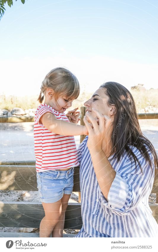 Mama und ihre Tochter im Park Lifestyle Wellness Wohlgefühl Erholung Mensch feminin Kind Kleinkind Mädchen Junge Frau Jugendliche Erwachsene Mutter