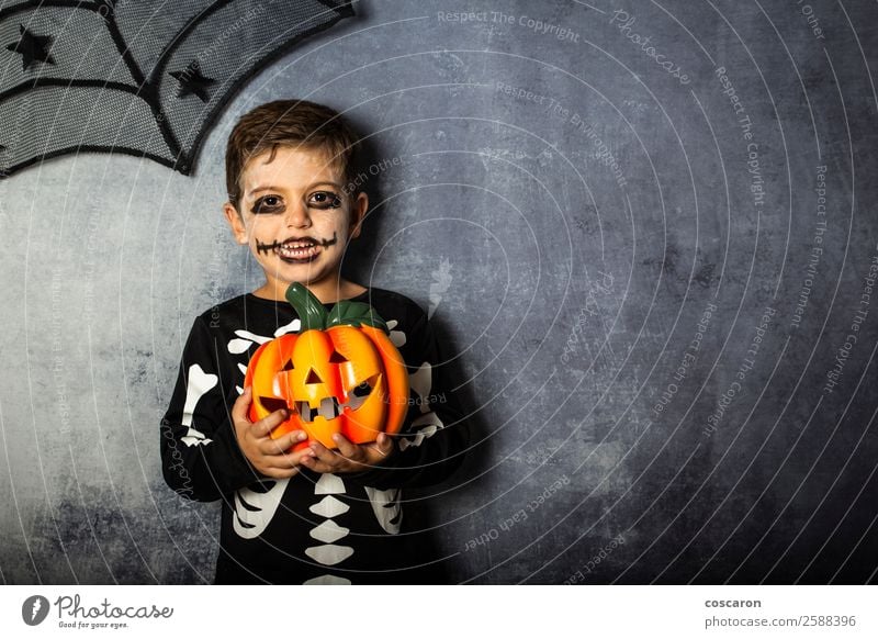 Kleiner Junge im Skelettkostüm mit Halloween-Kürbis Freude schön Gesicht Leben Dekoration & Verzierung Feste & Feiern Karneval Kind Internet Mensch Kleinkind