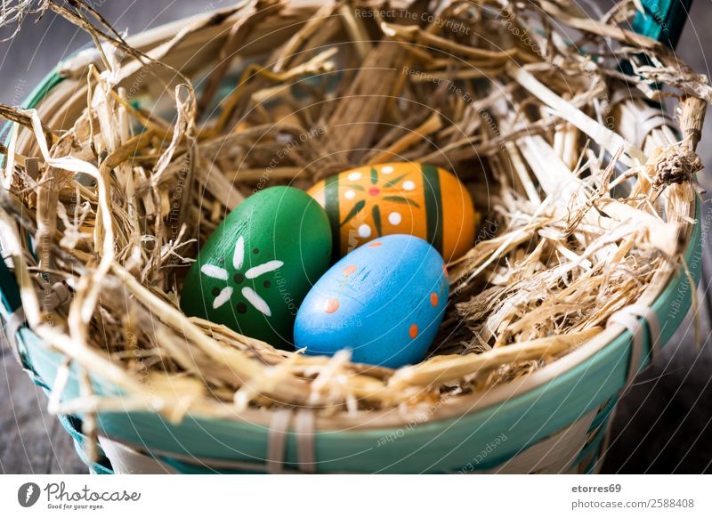 Ostereier in einem Korb auf Holzuntergrund Ostern Ei Farbe Ferien & Urlaub & Reisen Feste & Feiern Feiertag Hintergrundbild Gast Dekoration & Verzierung