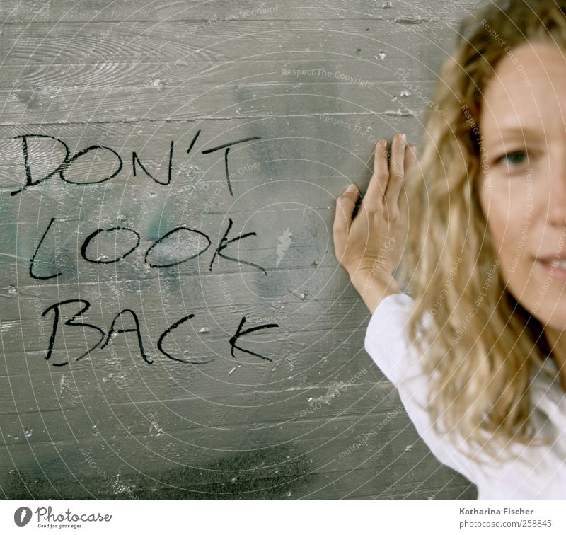 look forward feminin Frau Erwachsene Leben 1 Mensch 30-45 Jahre brünett blond langhaarig Locken schwarz silber weiß Schrift Hand weiße Bluse Wand Philosophie