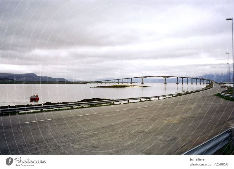 Brücke zwischen den Lofonten-Inseln in Norwegen Ferien & Urlaub & Reisen Tourismus Ausflug Meer Winter Berge u. Gebirge Landschaft Wolken Nordsee Straße