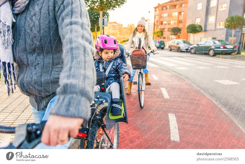 Kleines Mädchen mit Schutzhelm im Fahrradsattel sitzend Lifestyle Freizeit & Hobby Ferien & Urlaub & Reisen Ausflug Stuhl Sport Kind Baby Kleinkind Frau