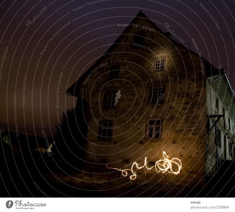 grosses betrunkenes Glühwürmchen Haus Einfamilienhaus Hütte Mauer Wand Fassade Fenster außergewöhnlich bedrohlich Leuchtkäfer Nachtaufnahme Lichterscheinung