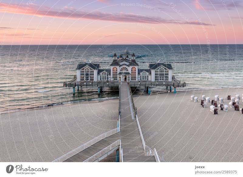 Seebrücke Sellin bei Abenddämmerung Starke Tiefenschärfe Dämmerung Außenaufnahme Farbfoto Strandkorb Rügen Idylle Horizont ruhig weiß schwarz blau schön