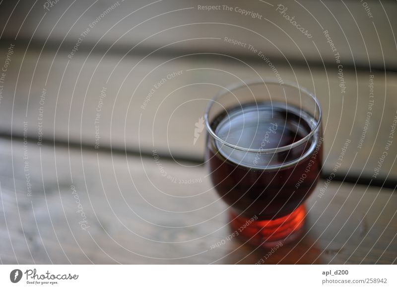 Wasser oder Wein Getränk Alkohol Freizeit & Hobby Garten Tisch stehen authentisch Duft rot Zufriedenheit ästhetisch Rotwein trinken Farbfoto Gedeckte Farben