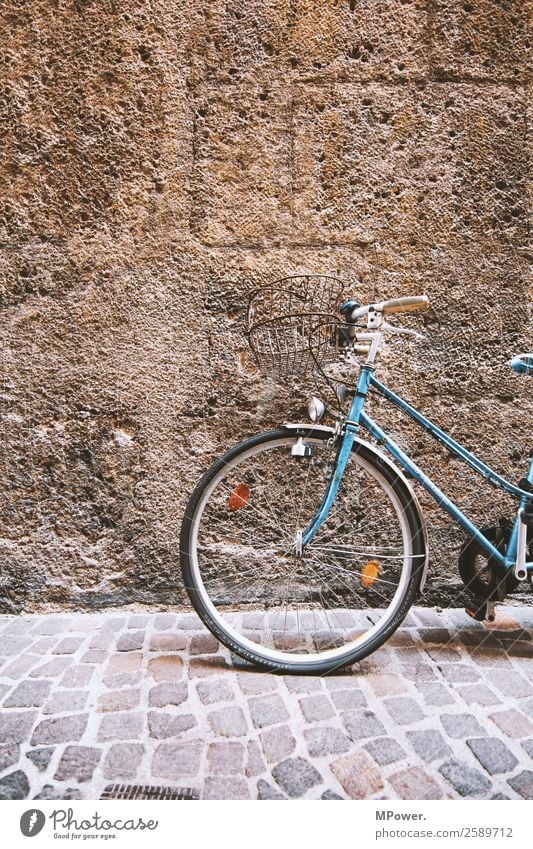 old bike Verkehr Verkehrsmittel Straße alt Fahrrad Mauer Damenfahrrad blau parken Farbfoto Außenaufnahme Menschenleer