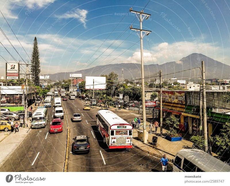 San Salvador, El Salvador Stadt Hauptstadt Stadtzentrum bevölkert Bus Vulkan Gedeckte Farben mehrfarbig Außenaufnahme Tag Starke Tiefenschärfe Vogelperspektive