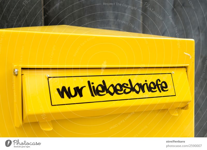 Gelber Postbriefkasten mit dem Schriftzug „Nur Liebesbriefe“ auf der Klappe Briefkasten Metall Hinweisschild Warnschild Küssen lesen schreiben warten