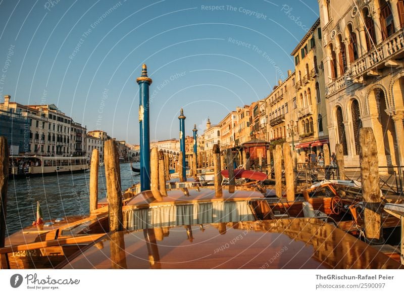 Venedig Kleinstadt Stadt Hafenstadt blau gelb gold rot schwarz Gebäude Holzpfahl Fluss Canal Grande Reisefotografie Italien Wasser Architektur Farbfoto