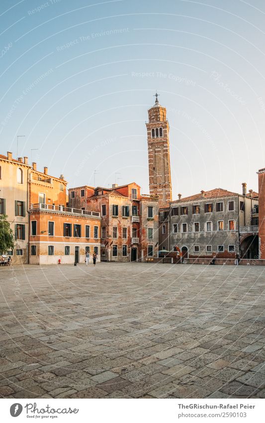 Venedig Kleinstadt Stadt Hafenstadt Haus Platz Turm braun gelb gold weiß Stimmung Kirche Gebäude Altertum Pflastersteine ästhetisch Reisefotografie Italien