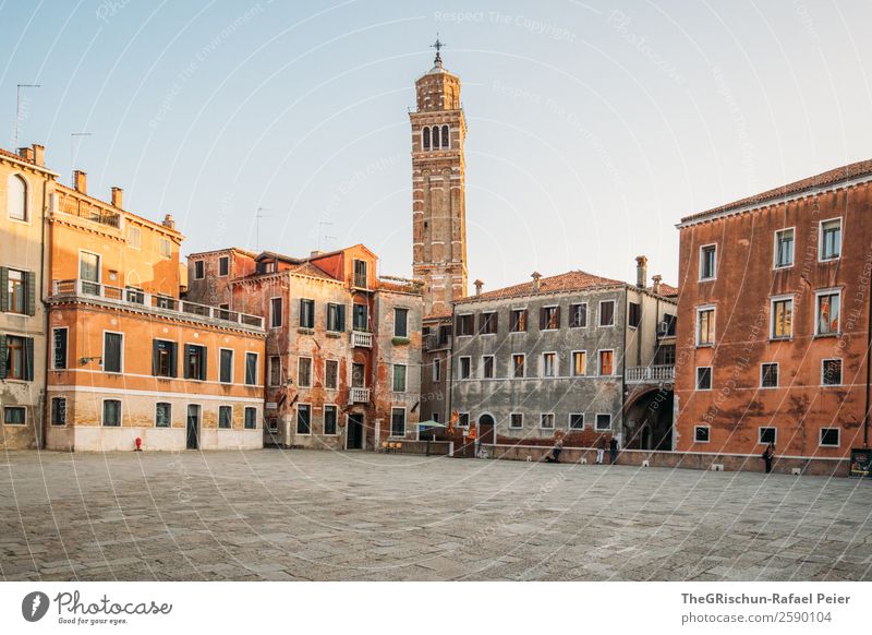 Venedig Kleinstadt Stadt Hafenstadt braun gelb gold rot weiß Platz Kirche Haus Pflastersteine Fenster Reisefotografie Italien Tourismus Farbfoto Außenaufnahme