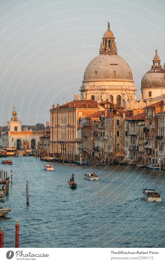 Venedig Stadt Hafenstadt Kirche Dom blau gelb gold grau weiß Canal Grande Italien Reisefotografie Stimmung Farbfoto Außenaufnahme Textfreiraum links