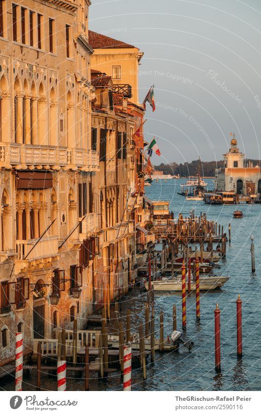 Venedig Stadt Hafenstadt blau braun gelb gold Stimmung Holzpfahl Steg Kirche Haus Wasser Italien Wasserfahrzeug Fahne Farbfoto Außenaufnahme Textfreiraum oben