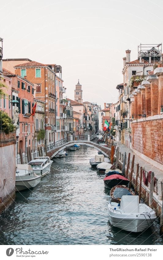 Kanal Kleinstadt Stadt Hafenstadt blau braun weiß Brücke Wasserfahrzeug Schifffahrt Kirche Bauwerk Venedig Italien Farbfoto Außenaufnahme Textfreiraum oben