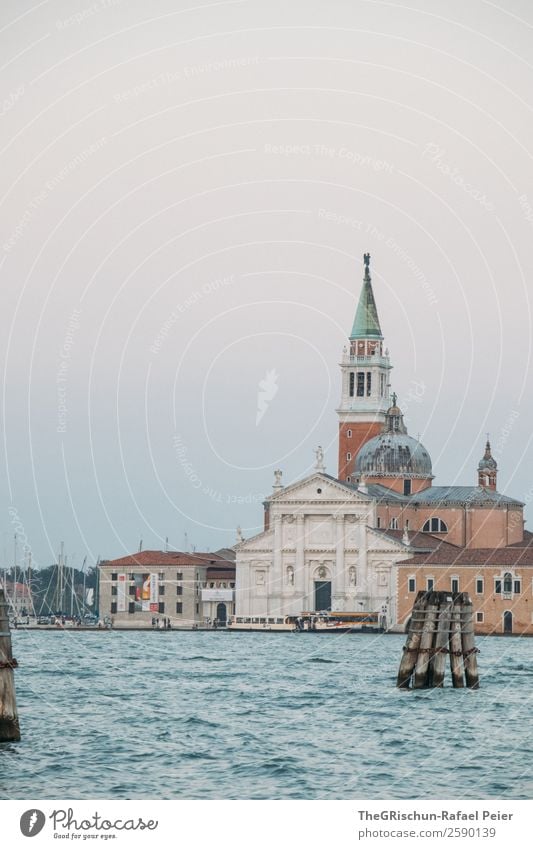 Kirche Kleinstadt Stadt Hafenstadt blau braun türkis Wasser Dom Venedig Italien Kirchturm Farbfoto Menschenleer Textfreiraum unten Abend Dämmerung Weitwinkel