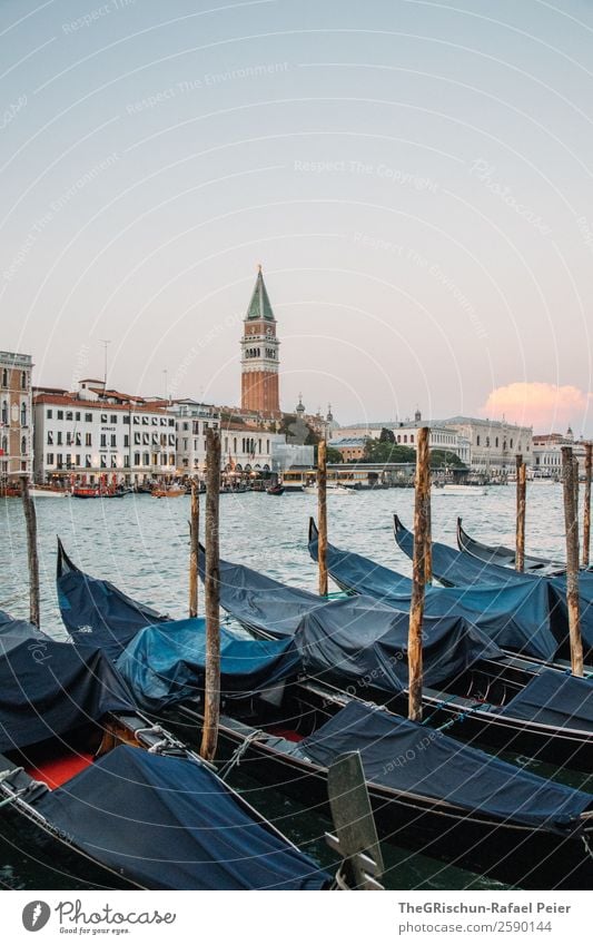 Venedig Kleinstadt Stadt Hafenstadt blau orange Kirche Gondel (Boot) Holzpfahl Stimmung Wolken Dämmerung Abenddämmerung Haus Italien Außenaufnahme Menschenleer