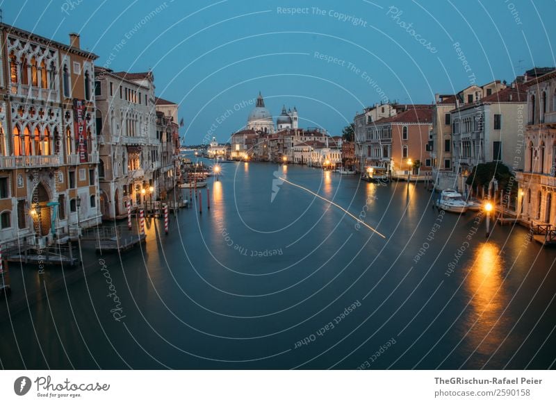 Venedig Kleinstadt Stadt Hafenstadt blau gelb gold Italien Licht Haus Wasser Langzeitbelichtung Dom Farbfoto Außenaufnahme Menschenleer Textfreiraum unten