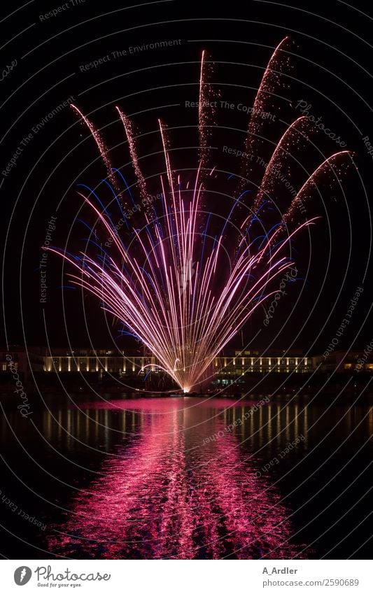 Feuerwerk im See Veranstaltung Show Luft Wasser Nachthimmel Hollersee gigantisch violett rosa schwarz firework Farbfoto Außenaufnahme Abend