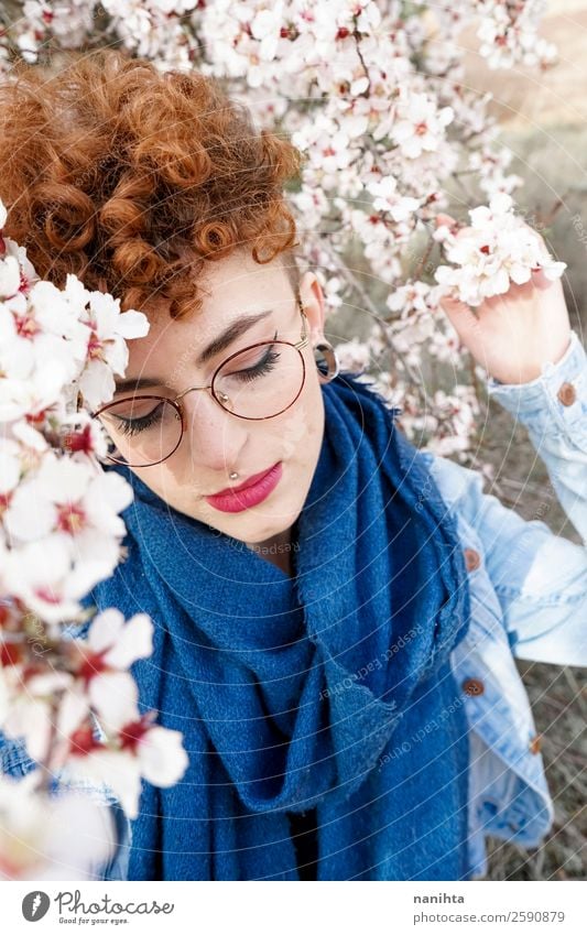 Junge und rothaarige Frau umgeben von Blumen Lifestyle Stil Freude Glück schön Haare & Frisuren Leben Freiheit Mensch feminin Junge Frau Jugendliche Erwachsene