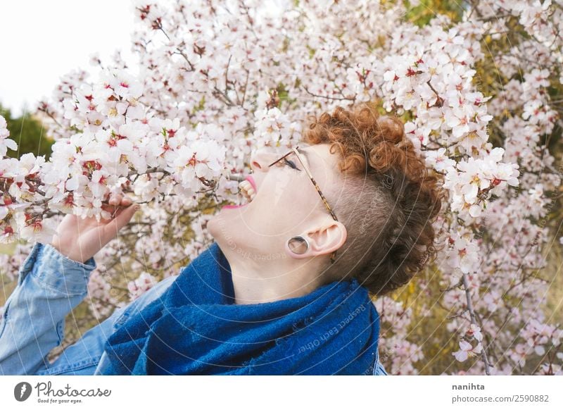 Junge Rothaarige Frau umgeben von Blumen Lifestyle Stil Freude Glück schön Haare & Frisuren Leben Freiheit Mensch feminin Junge Frau Jugendliche Erwachsene 1