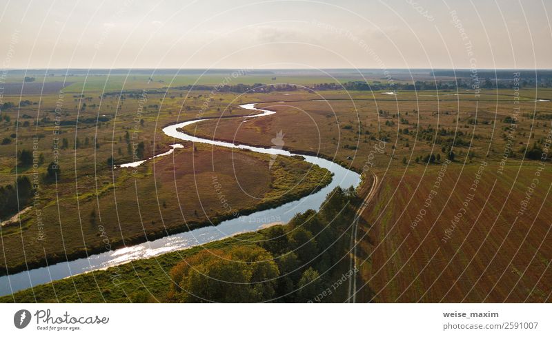 Herbstliche ländliche Luftaufnahme mit Ackerbau, Wiesen, Fluss und Wiesen. schön Ferien & Urlaub & Reisen Umwelt Natur Landschaft Pflanze Horizont Klima Wind