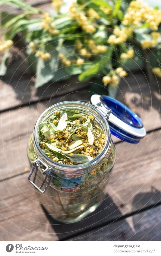 Glas mit Lindenblüte auf Holztisch Kräuter & Gewürze Tee Sommer Natur Pflanze Baum Blume Blatt Blüte frisch natürlich grün Kalk Ast Kräuterbuch geblümt