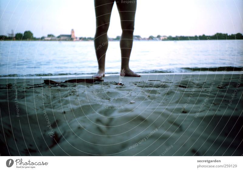 gestrandet. Schwimmen & Baden Ferien & Urlaub & Reisen Ausflug Mensch maskulin Junger Mann Jugendliche 1 Erde Sand Wasser Himmel Horizont Sonnenaufgang