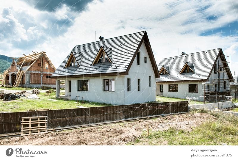 Kleine Neubauhäuser Haus Himmel Architektur Fassade bauen authentisch klein neu heimwärts Anwesen Gerüst Gehäuse Konstruktion Dach Außenseite wohnbedingt