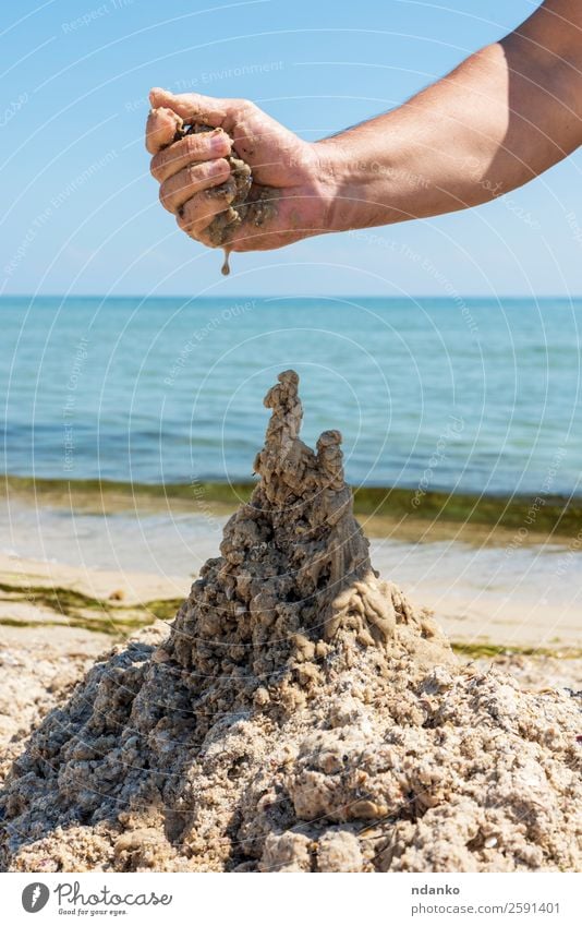 Schloss aus dem nassen Seesand Freude Erholung Spielen Ferien & Urlaub & Reisen Tourismus Sommer Sonne Strand Meer Hand Natur Landschaft Sand Himmel Küste