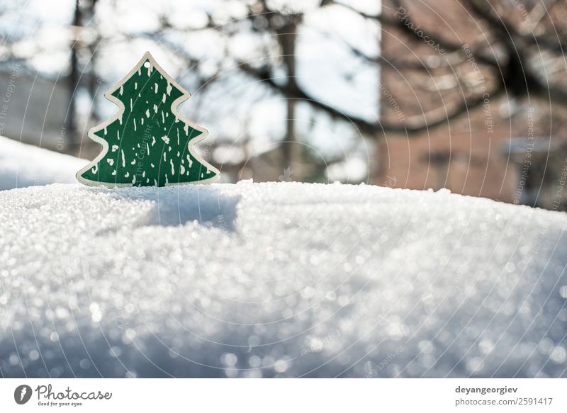 Weihnachtsbaum aus Holz auf Schnee. Design Winter Dekoration & Verzierung Feste & Feiern Weihnachten & Advent Natur Baum Spielzeug neu grün weiß Hintergrund