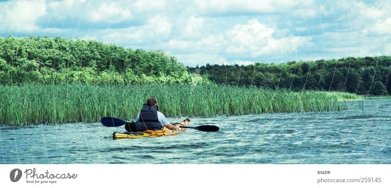 Paddelpause Freizeit & Hobby Ferien & Urlaub & Reisen Abenteuer Sport Wassersport Mensch maskulin Mann Erwachsene 1 Umwelt Natur Wolken Klima Seeufer Bootsfahrt