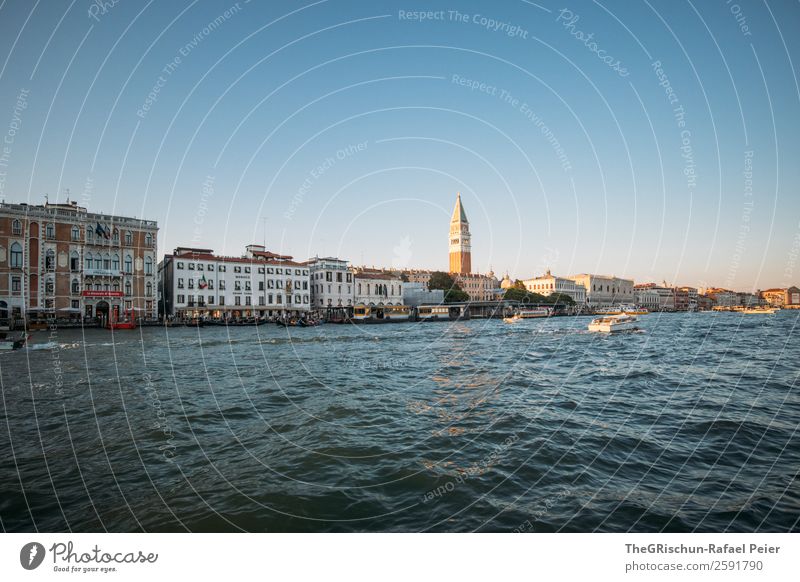 Venedig Kleinstadt Stadt Hafenstadt blau gelb gold weiß Italien Haus Kirche Reisefotografie Städtereise Außenaufnahme Menschenleer Textfreiraum oben