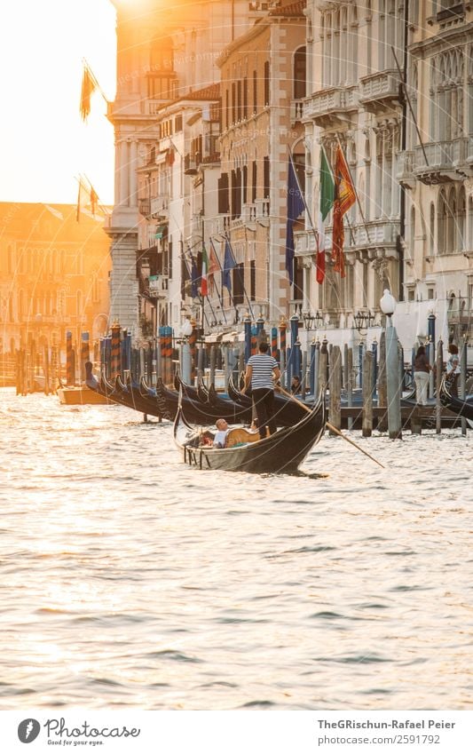 Sonnenuntergang Kleinstadt Stadt Hafenstadt gelb orange silber weiß Gondoliere Venedig Haus Mann Tourismus Gegenlicht Wasser Italien Stimmung Farbfoto