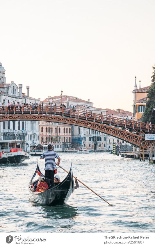 Gondoliere Kleinstadt Stadt Hafenstadt blau schwarz weiß Tourismus Brücke Wasser Venedig Italien Kanal Canal Grande Haus Altertum Städtereise Detailaufnahme