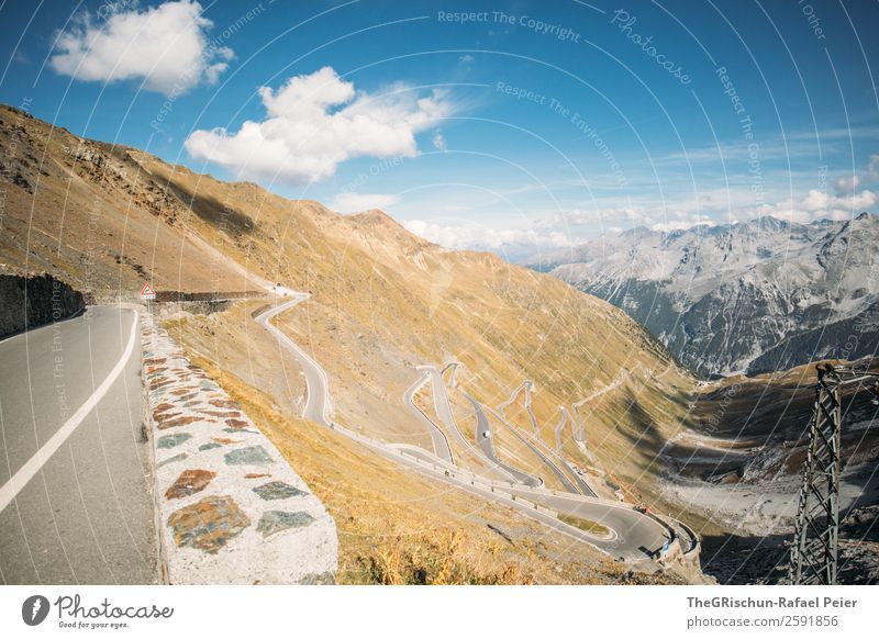 Stelvio Natur Landschaft blau braun gelb gold weiß Stilfserjoch Mauer Straße Kurve Berge u. Gebirge Pass Aussicht Italien kurvenreich fahren Ausfahrt Farbfoto