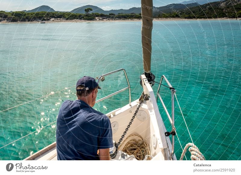 Verlassen | den Ankerplatz. Mann am Bug der Segelyacht Segeln maskulin Erwachsene 1 Mensch Natur Landschaft Wasser Himmel Sommer Schönes Wetter Wellen Küste