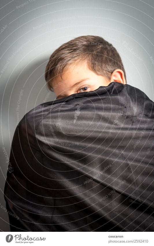 Junge bedeckt sich an Halloween mit Vampirmantel. Freude Gesicht Feste & Feiern Karneval Jahrmarkt Kind Mann Erwachsene niedlich schwarz weiß Hintergrund