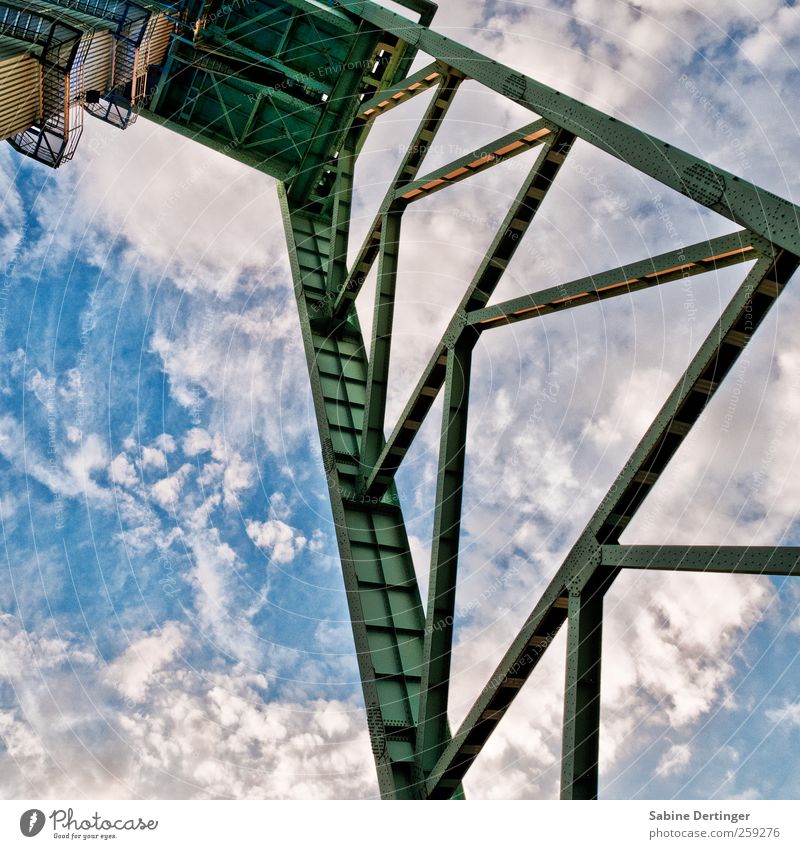 Hoch hinaus Industrie Bergbau Museum Architektur Himmel Wolken Bochum Deutschland Industrieanlage Turm Bauwerk Förderturm Sehenswürdigkeit Denkmal Bergbaumuseum