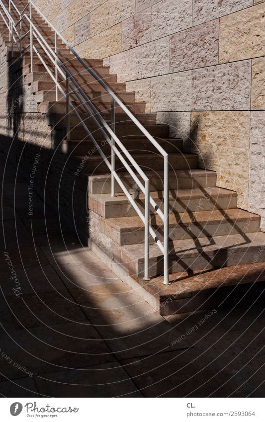 treppe Schönes Wetter Lissabon Stadt Menschenleer Gebäude Architektur Mauer Wand Treppe ästhetisch eckig komplex Perspektive Wachstum Wege & Pfade aufwärts